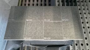 Das ist ein Muster aus Versuchen, wo es im Rahmen des Projekts „Ableitfähiges Imprägniermittel“ darum geht, additiv gefertigte Kunststoffteile auch für Anwendungen mit hohen Ansprüchen an die elektrische  Sicherheit fit zu machen, wie das SKZ aus Würzburg informiert. (Bild: SKZ / E. Schleiger)