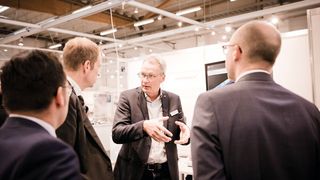 Hier gibt es jetzt schon eine kleine Vorschau auf das Präsentationsspektrum der Zuliefermesse FMB 2021 im Messezentrum Bad Salzuflen. Genießen kann man nun auch eine neue Art der Kontaktanbahnung, heißt es. (Easyfairs)