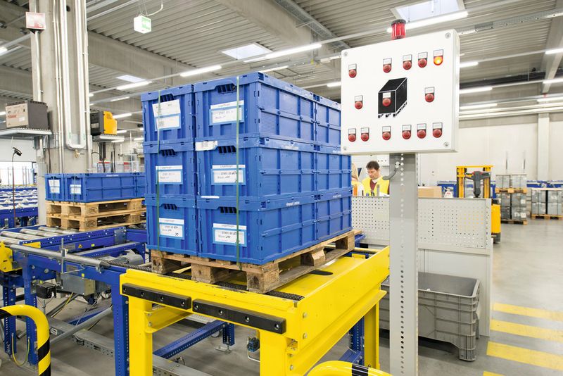 Damit alles reibungslos funktioniert, erfolgt im Wareneingang eine Konturen- und Palettenkontrolle (Wiegen/Scannen). (Bild: EBM-Papst)
