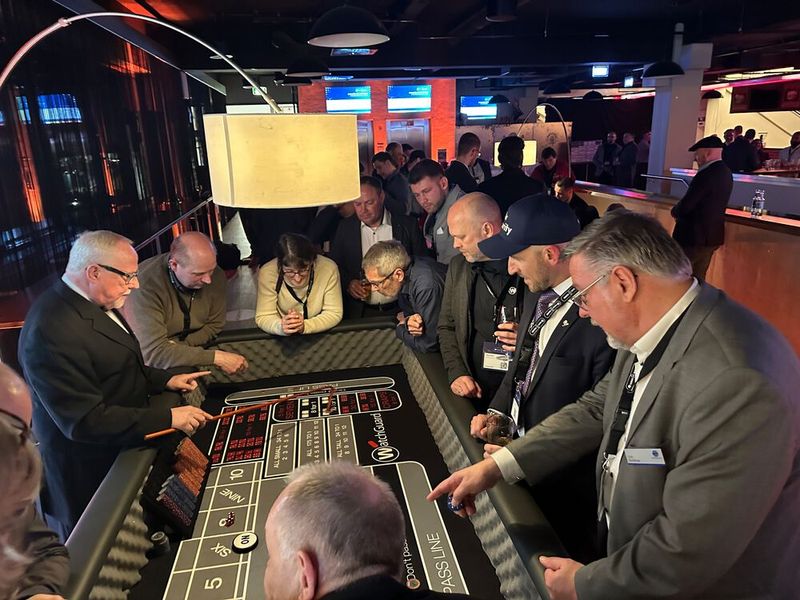 Ob Udo Schillings und Florian Jira (r., Infinigate) auf die richtige Farbe setzen? (Bild: Vogel IT-Medien )