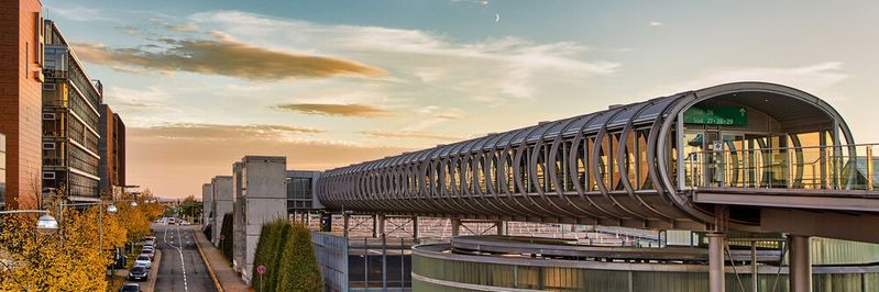 Der Skywalk zum Hannover Messegelände wird im April zur Hannover Messe gut frequentiert sein. Die Veranstalter erwarten rund 4.000 Aussteller.(Bild:  Daniela - stock.adobe.com)