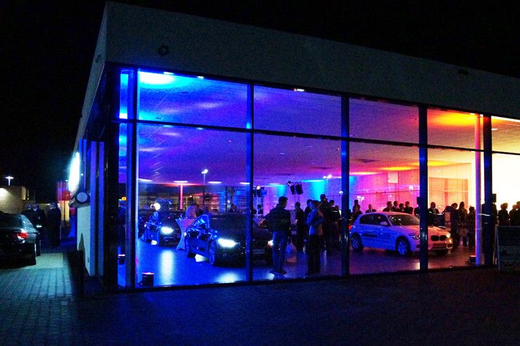 Rund 3,2 Millionen Euro investierte die Walkenhorst-Gruppe in den attraktiven Neubau, der in gut 6-monatiger Bauzeit entstand. Das Autohaus hat eine Gesamtnutzfläche von 1.680 m² auf denen ein gläserner Showroom und eine moderne Service-Werkstatt untergebracht sind. (Foto: Walkenhorst)
