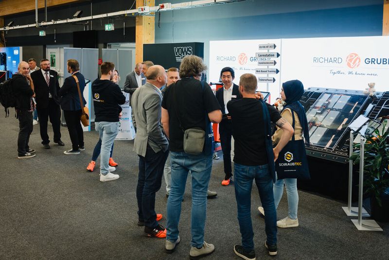 Ausgiebige Fachgespräche waren das Highlight für die 82 Aussteller der Schraubtec in LAndshut. (Bild: Tino Boecher)