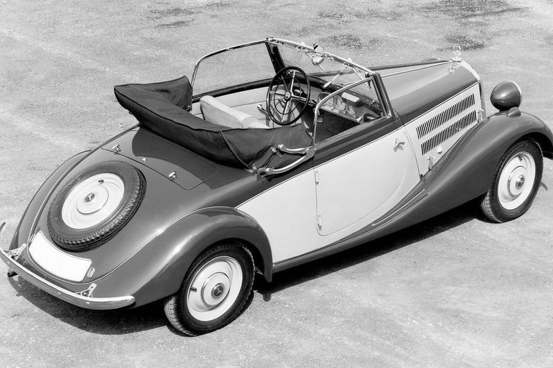 Der Mercedes-Benz 170 V verfügte schon vor 80 Jahren über Qualitäten, mit denen noch heute die aktuelle Mercedes-Benz E-Klasse Maßstäbe in der Businessclass setzt: Fahrkomfort, Leichtbau und Downsizing. (Mercedes-Benz)