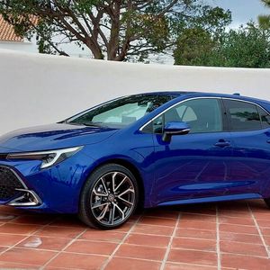 Der seit 2018 gebaute aktuelle Corolla sieht immer noch frisch aus und wurde deshalb optisch nur wenig überarbeitet.(Bild:  Rosenow – »kfz-betrieb«)