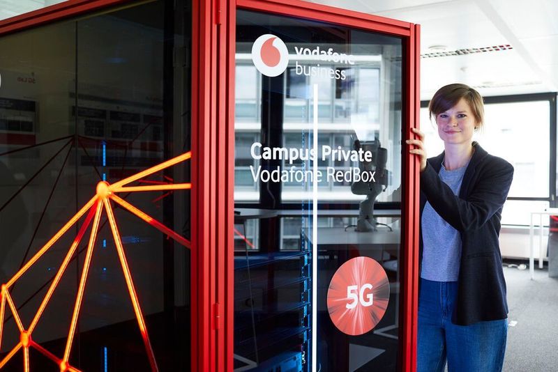 Britta Rudolphi, Leiterin des 5G Lab von Vodafone, mit der RedBox (Vodafone)