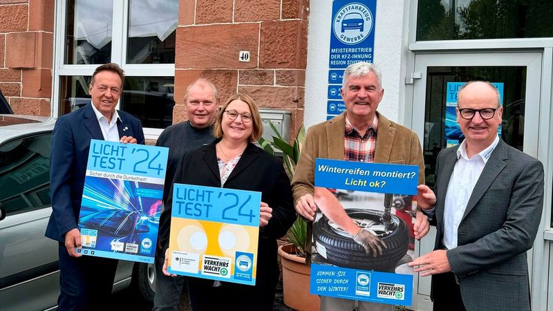 Eröffneten gemeinsam den Licht-Test in der Region Stuttgart (v.l.): Obermeister Torsten Treiber, Conrad Mohr (Inhaber Autoservice Mohr GmbH) Regierungsvizepräsidentin Sigrun von Strauch, Präsident der Landesverkehrswacht Baden-Württemberg e.V. Burkhard Metzger, Innungsgeschäftsführer Christian Reher. (Bild: Kfz-Innung Region Stuttgart)