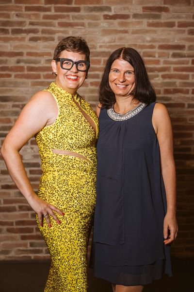 Theresa Wollesky (l.) von Wsoft immer passend in Reiner-SCT-Farben top gekleidet – mit ihrer Kollegin Ulrike Rudolf. (Bild: KAUFFMANN STUDIOS)