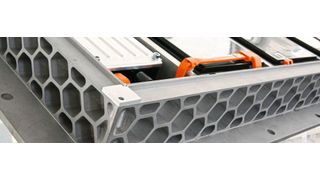 Die seitliche Wabenstruktur des Druckguss-Verbundes agiert im Crashfall mit definierter Verformung bei hoher Energieaufnahme. (Handtmann)