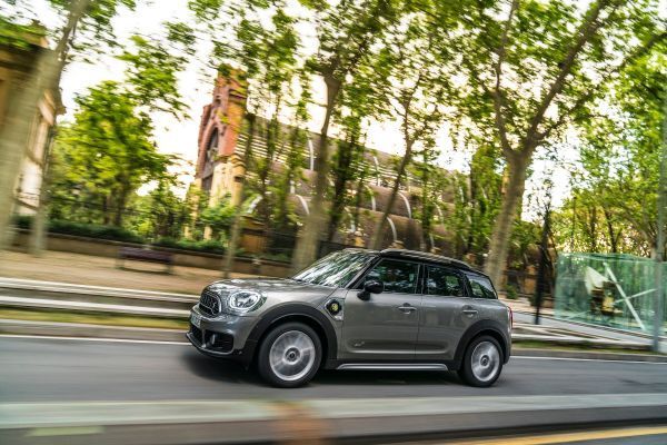 Der MINI Cooper S E Countryman ALL4 ist der erste Mini, bei dem ein Plug-in-Hybrid-Antrieb die Möglichkeit zu rein elektrischer und damit lokal emissionsfreier Mobilität eröffnet. (Mini)