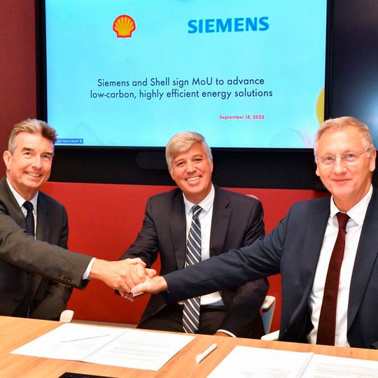 Von links nach rechts: Graham Henley, Senior Vice President Engineering and Project Capability, Shell Projects and Technology, Carlos Maurer, Executive Vice President Sectors and Decarbonisation, Shell Downstream, Stephan May, CEO of Electrification and Automation at Siemens Smart Infrastructure. (Bild:  Siemens Smart Infrastructure)