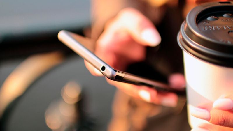 Bevor das Portemonnaie und daraus die Kreditkarte oder das Bargeld herausgekramt ist, hat man den Cappucino schon per Smartphone bezahlt. Doch das hinterlässt Spuren – wie jede digitale Transaktion. Bevor das Portemonnaie und daraus die Kreditkarte oder das Bargeld herausgekramt ist, hat man den Cappucino schon per Smartphone bezahlt. Doch das hinterlässt Spuren – wie jede digitale Transaktion.
