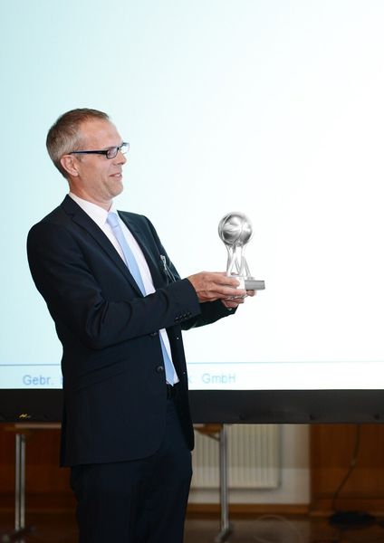 Frank Hense nahm den neuen Supplier Award 2014 nicht ohne Stolz entgegen. (Bild: Heller)