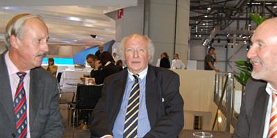 Niemals geht man so ganz: Der frühere Serviceleiter von VW, Knut Schüttemeyer (Mitte) im Gespräch unter anderem mit Werner Degen, Chefredakteur von »autoFACHMANN« und »autoKAUFMANN«. (Archiv: Vogel Business Media)