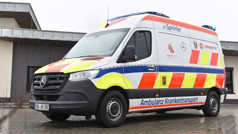 Voll aufgeladen soll der Krankenwagen auf E-Sprinter-Basis 120 Kilometer weit fahren können und dabei maximal 120 km/h schnell unterwegs sein. (Mercedes-Benz AG)