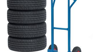 Erleichtert die Handhabung sehr: Reifenkarren von Fetra. (Bild: Fetra)