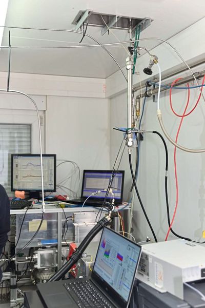 Blick in den Geräteräum. Die gesammelten Luftproben werden teilweise gleich vor Ort mit neuen Online-Messverfahren analysiert. (Bild: Tilo Arnhold, TROPOS)