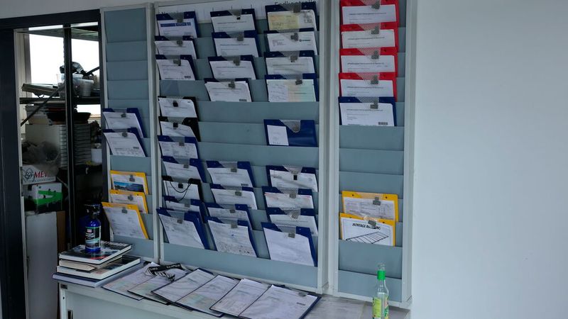 An der Auftragswand erkennt man sofort, dass es in der Erftstädter Werkstadt brummt – ein Zeichen für das Vertrauen der Kunden.  (Bild: Wenz - VCG)