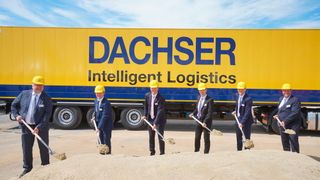 Jetzt erfolgte der Spatenstich für die neue Umschlagshalle von Dachser (v.l.): Mathias Oetter (Dachser), Norbert Thiele (stellv. Bürgermeister Lohfelden), Michael Schilling (Dachser), Alexander Friedrich Wachter (Vize-Regierungspräsident Präsidium Kassel), Alexander Tonn (Dachser), Andreas Fritsch (Dachser).

 (Dachser)