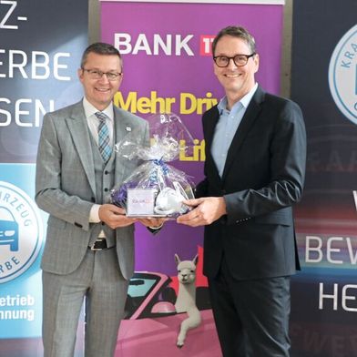 Der Landesverband Hessen des Kraftfahrzeug-Gewerbes kooperiert seit Oktober mit der Bank 11. Im Bild: Benjamin Klatt, Bereichsleiter Vertrieb Kfz der Bank 11, und Joachim Kuhn, Geschäftsführer des Landesverbands Hessen. (Bild: Bank 11)