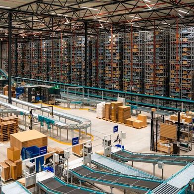 In seinem niederländischen Logistikzentrum baut der dänische Logistikriese DNV auf das Skypod-System von Exotec. Rund 100 autonome Roboter kommen dort zum Einsatz. (Bild: Exotec)