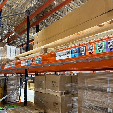 Auf den Stellplatzetiketten für die A-Ebenen der Palettenregale hat ONK bis zu sieben QR-Codes nebeneinander aufgedruckt und die verschiedenen Regalebenen farbcodiert. Auf diese Weise können die Mitarbeiter bei Ein- und Auslagerungen zusätzlich zum Warehouse-Management-System eine visuelle Sicherheitskontrolle durchführen. (Bild: Yusen Logistics)
