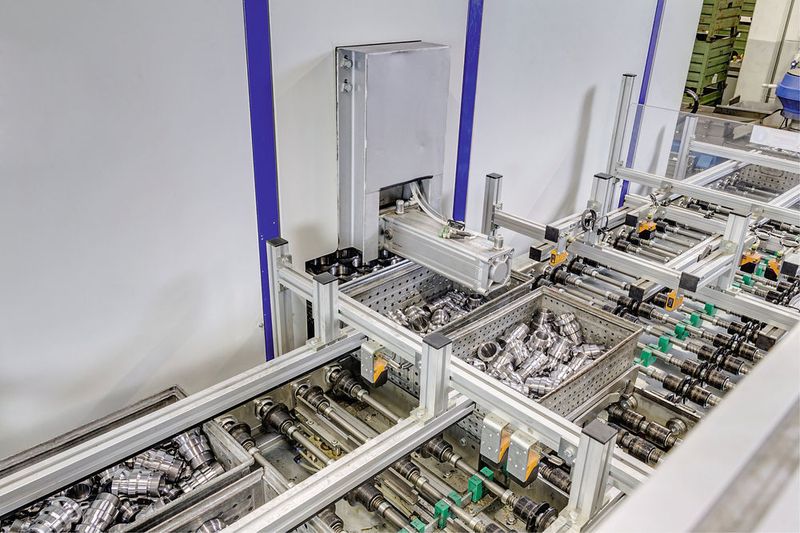 Die Arbeitskammer wurde von Dürr für ein Chargenmaß von 480 mm × 1000 mm × 200 mm ausgelegt. Die drei zu einer Charge zusammengefassten Körbe werden automatisch verdeckelt.  (Lüdecke)