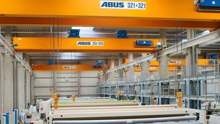 Bei weit auseinanderliegenden Anschlagpunkten kann durch den Einsatz von zwei Katzen der Einsatz einer Lasttraverse verhindert werden. ABUControl sorgt dabei für Gleichlauf von Fahrantrieben und Hubwerken. (ABUS)