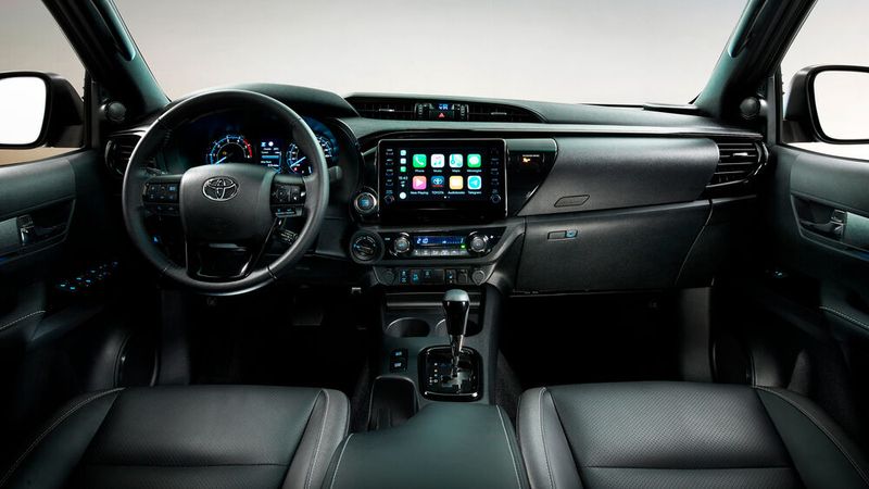 Ledersitze, ein modernes Multimedia-System mit 8-Zoll-Touch-Screen Monitor oder eine 360-Grad-Kamera sind immer serienmäßig dabei. (Bild: Toyota)