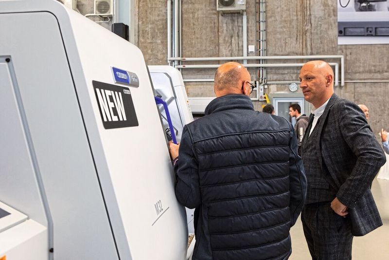 Wertvolle Gespräche mit Anwendungstechnikern und Vertriebsexperten wie Giovanni D’Addio (rechts) machen die Drehmaschinen-Kompetenz von Citizen noch greifbarer. (Citizen Machinery Europe)