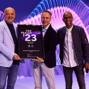 Den Award überreichte persönlich Bernhard Bauer, Geschäftsführer der Seat Deutschland GmbH (l.). Rechts der Moderator der Veranstaltung Amiaz Habtu.(Bild:  Seat Deutschland/Fulda Photography)