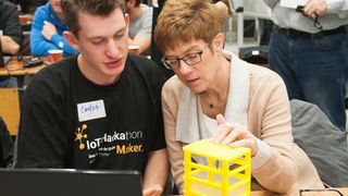Die saarländische Ministerpräsidentin Annegret Kramp-Karrenbauer (CDU, rechts) im Gespräch mit Teilnehmern am IoT-Hackathon. (Paula G.Vidal)