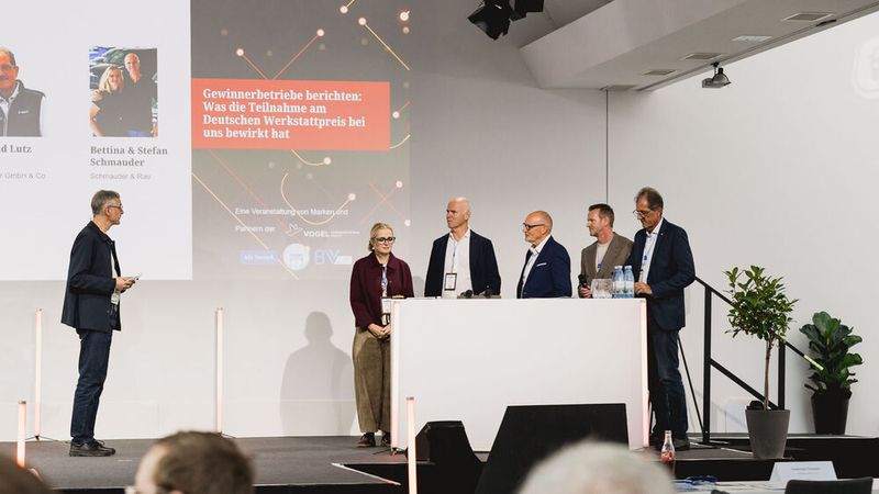 In der letzten Vortragsrunde standen wieder Werkstätten auf der Bühne: Hier berichteten drei frühere Sieger des Deutschen Werkstattpreises, was sich seit ihrem Triumph in ihrem Betrieb getan hat. (Bild: Stefan Bausewein)