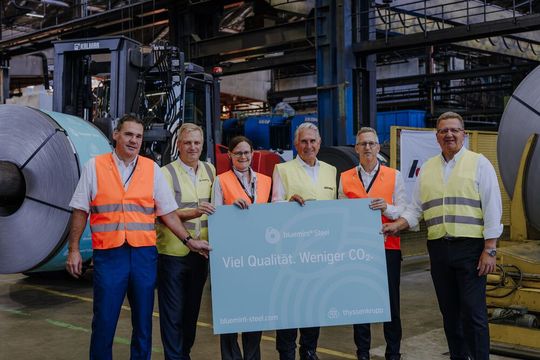Fertigung von Lkw-Rädern aus Bluemint Steel ist beschlossene Sache! Von links: Denis Kalveram (Teamkoordinator Key Account Management OEM1 Sales Automotive Thyssenkrupp Steel Europe AG), Alexander John (Vice President Sales & Marketing CT / PT Accuride Wheels Europe & Asia), Dr. Carmen Ostwald (Head of Business Development Bluemint Steel bei der Thyssenkrupp Steel Europe AG), Dr. Andreas Strecker (President Accuride Wheels Europe & Asia), Simon Stephan (Senior Vice President Sales Automotive Thyssenkrupp Steel Europe AG), Jörg Schumacher (Vice President Production Engineering CT / OHW Accuride Wheels Europe & Asia). Fertigung von Lkw-Rädern aus Bluemint Steel ist beschlossene Sache! Von links: Denis Kalveram (Teamkoordinator Key Account Management OEM1 Sales Automotive Thyssenkrupp Steel Europe AG), Alexander John (Vice President Sales & Marketing CT / PT Accuride Wheels Europe & Asia), Dr. Carmen Ostwald (Head of Business Development Bluemint Steel bei der Thyssenkrupp Steel Europe AG), Dr. Andreas Strecker (President Accuride Wheels Europe & Asia), Simon Stephan (Senior Vice President Sales Automotive Thyssenkrupp Steel Europe AG), Jörg Schumacher (Vice President Production Engineering CT / OHW Accuride Wheels Europe & Asia).