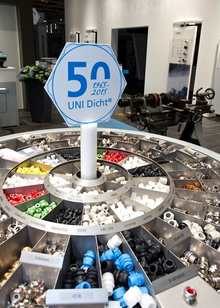 Seit vielen Jahren Blickfang und Anlaufpunkt auf Fachmessen: Das Uni-Dicht-Karussell, an dem die Messebesucher die Vielfalt des Kabelverschraubungssystems kennenlernen. (Bild: Pflitsch)