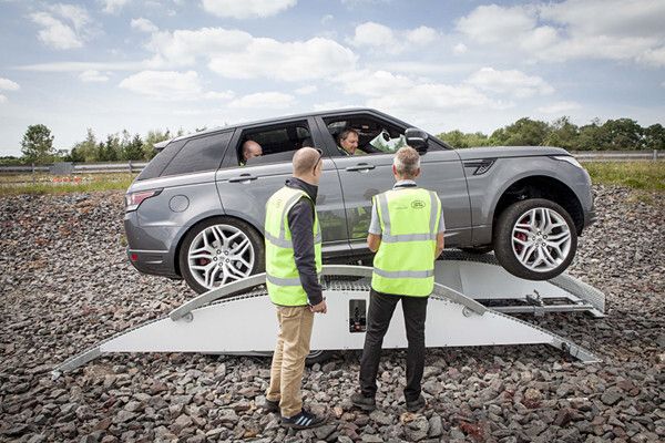 Ein Range Rover wird per Smartphone von außen im Schrittempo über ein Hindernis geführt. (Jaguar Land Rover)