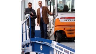 Bei der Auslieferung und Übergabe der mobilen Verladerampe an einen Schweißgranulat-Hersteller wurde Butt-Vertriebsleiter Henning Butt durch seinen Bruder, den Bayern-München-Keeper Hans Jörg Butt, unterstützt. Bild: Butt Verladerampen (Archiv: Vogel Business Media)