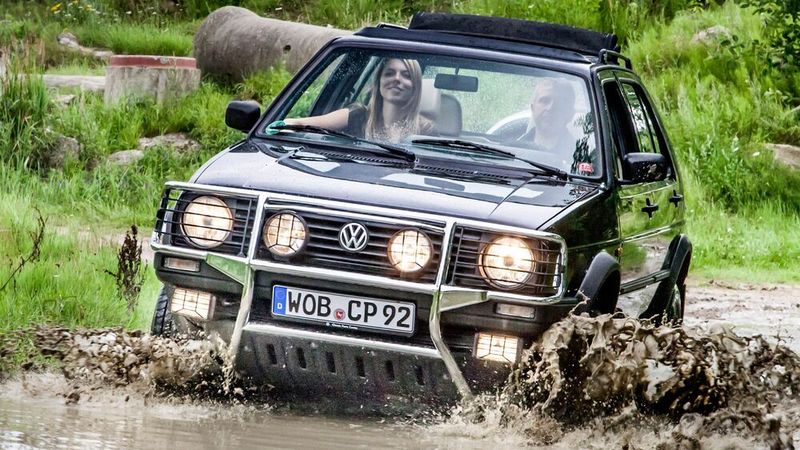 Der kleine Matscho: Lediglich von 1990 bis 1991 hat VW den Golf Country produziert.  Die Serienfertigung bei Steyr-Daimler-Puch in Graz begann im April 1990. Hierzu wurde jeweils ein komplett vormontierter Golf CL syncro mit einem 72-kW-Motor nach Graz geliefert und dort zum Golf II Country umgerüstet.  Die Karosserie wurde mit einem daruntergesetzten Rohrrahmen um 120 mm höher gelegt, vorne ein Schutzrohrrahmen mit integriertem Triebwerkunterschutz montiert und am Heck links und rechts des abklappbaren Reserveradhalters zwei Schutzrohrrahmen in den Stoßfänger eingesetzt.  (Bild: Volkswagen)