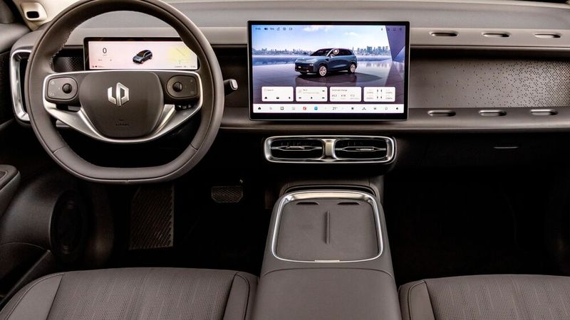 Das Cockpit bietet wenig Tasten, die sich gut anzufassen und schön verarbeitet sind. (Bild: Leapmotor)