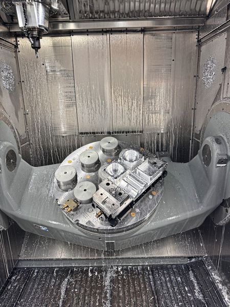 Die Bearbeitung von Leichtbau-Werkstoffen wie Aluminium und Al-Legierungen erfordert hochmoderne Werkzeuge und spezialisiertes Know-how. Beim Presse-Event in Tübingen gaben die Walter-Experten aufschlussreiche Einblicke in die Welt der Leichtmetallbearbeitung und zeigten interessante Innovationen der Walter AG. (Bild: Sonnenberg)