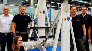 Das Projektteam von Bosch Rexroth steht neben dem automatisierten Basketballkorb. (Bosch Rexroth)