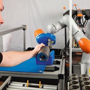 Ohne Schutzzaun arbeiten Mensch und Roboter in der Produktion von Elektromotoren zusammen.