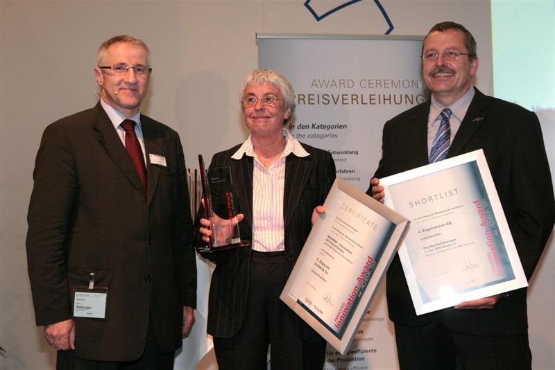 (v.l) PROCESS-Publisher Gerd Kielburger freut sich mit den Shortlist-Kandidaten Begerow (Award-Träger), in Person von Christa Tesch sowie J. Engelsmann, dessen Vorstand Olaf Gerdes die Urkunde in der Kategorie Mechanische Verfahrenstechnik entgegennahm. Ebenfalls auf die Shortlist wählte die Jury K-Tron, hier war bei der Preisverleihung kein Vertreter anwesend. (Archiv: Vogel Business Media)