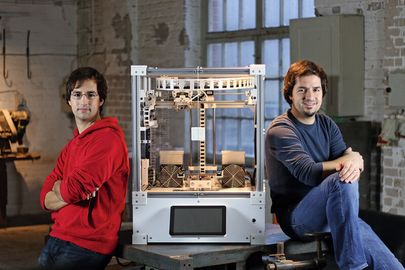 Die Mechatroniker Jonas und Simon Kühling konzentrieren sich auf Open-Source-Hardware-Entwicklung und -Produktion im Bereich der 3D-Drucker. (Bild: Igus)
