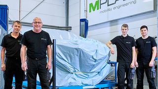 Mitarbeiter von M Plan in der neuen Werkstatt für Aggregateträgerbau. (Foto: M-Plan)