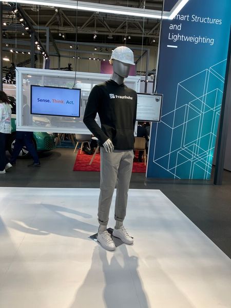 Ein Helm mit integrierter Sensorik ist das Ausstellungsstück beim Fraunhofer LBF. Der Sensor misst u.a. welche Auswirkungen beispielsweise die Vibrationen von Baggern auf den Fahrer haben. Daraus können Rückschlüsse zu Arbeitszeit und eventuellen Folgeschäden durch schwere Arbeit abgeschätzt werden. (Bild: Juliana Pfeiffer/VCG)