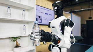 Bosch hat für die Bosch Connected World 2026 zusammen mit seinen Partnern eine Roboterhand auf einem humanoiden Robotersystem integriert. (Bild: Bosch)