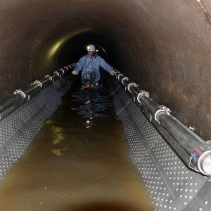 Mithilfe einer Wärmepumpe wird Oldenburgs durchflussstärkstem Mischwasserkanal mit einem Durchmesser von 1,50 m Wärme entzogen, um ein neues Wohnviertel zu beheizen. Dazu dient ein 200 m langer Abwasser-Wärmeübertrager.