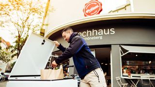 Liefery-Boten holen die Waren im Geschäft ab und liefern sie zeitnah an den Kunden. (Liefery)