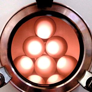 Bild 1: In der kubischen Plasmakammer mit 1 m Seitenlänge werden Bauteile innen und außen beschichtet. Die Beschichtung der Innenflächen ist unproblematisch.